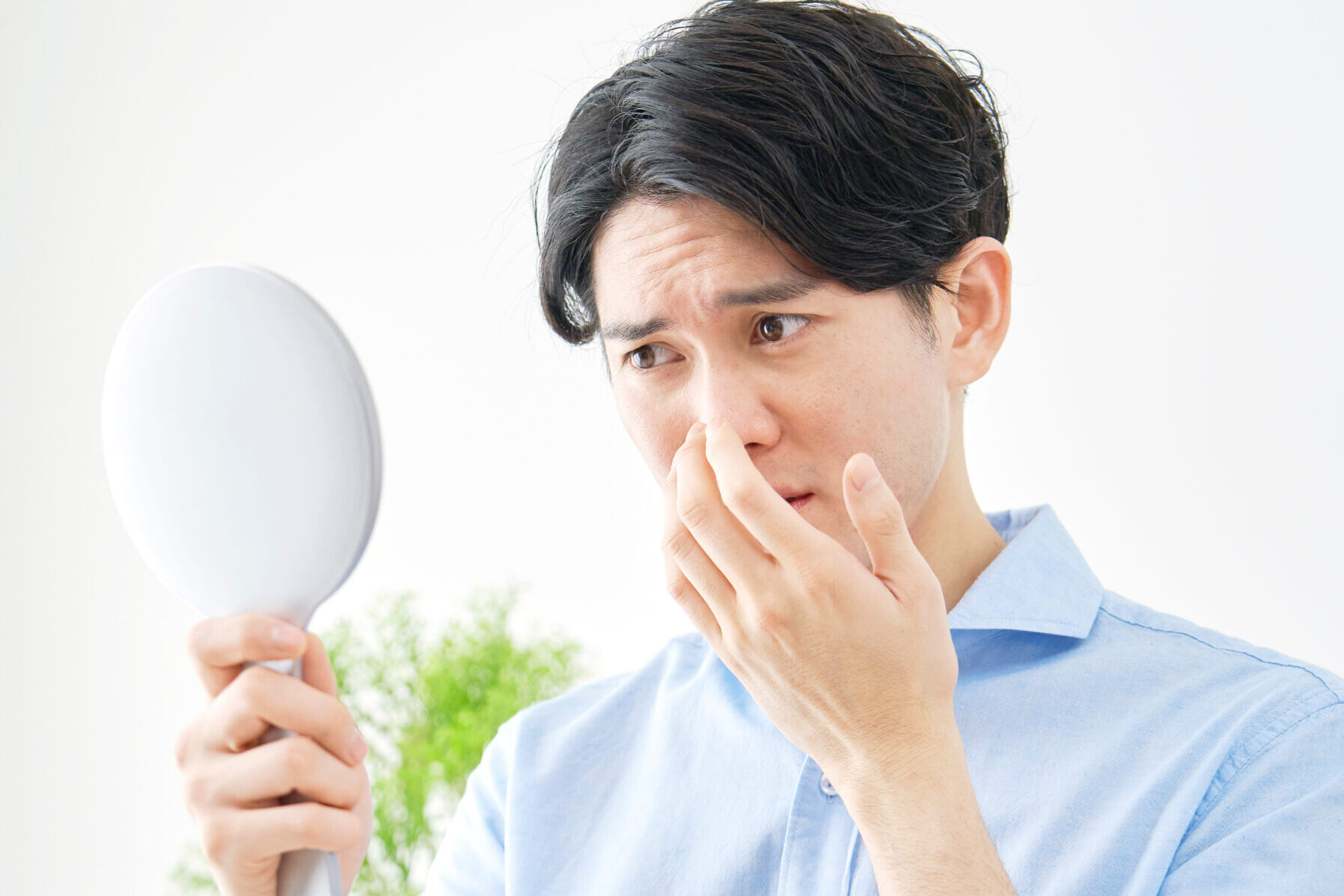 目の下のクマを気にする男性